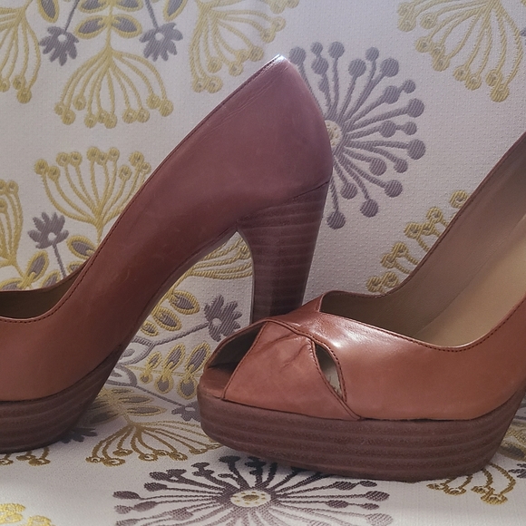 Stuart Weitzman A402910 5 1/2M High Heels - Picture 2 of 5